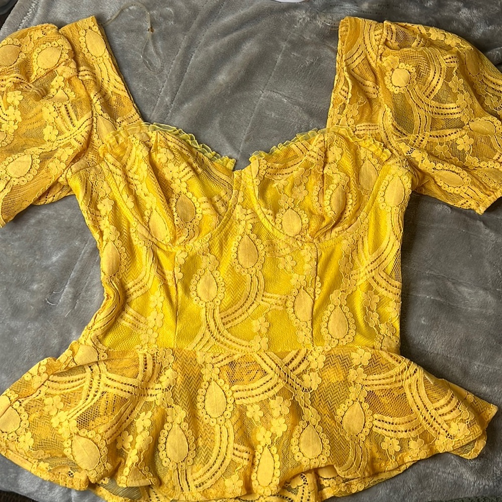 Cute yellow blouse 🥰
